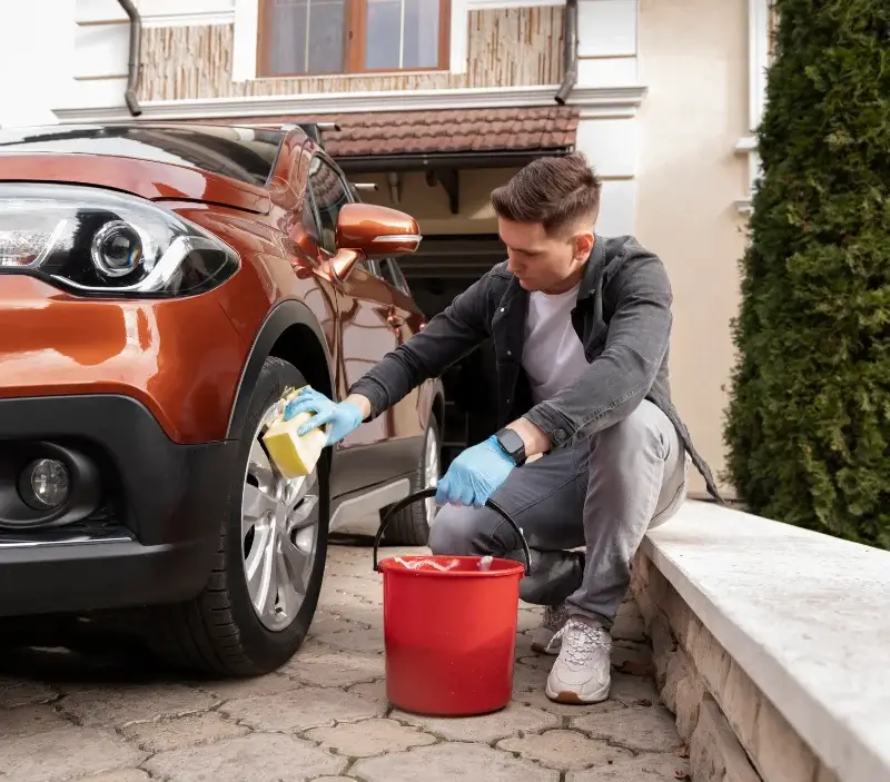 Lavage auto à domicile Omex : professionnel intervenant sur un véhicule
